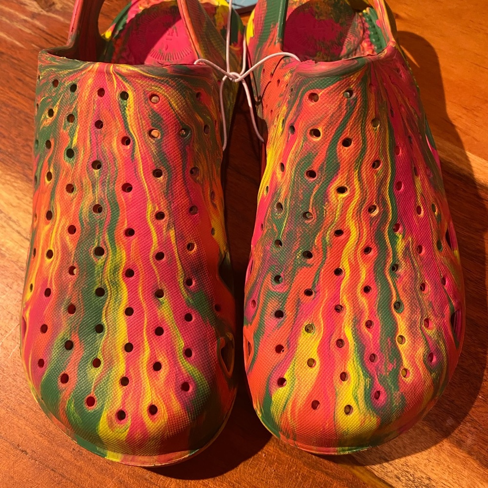 NWT Crocs style Totes unisex youth shoes size 13-1